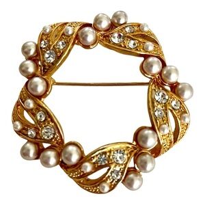 AAi Brooch, Signed, Classic Round 1" Gold w/Pearls and Rhinestones in Swirls.